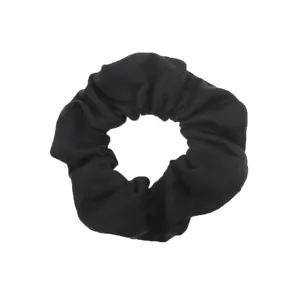 Primo piano dettaglio di un elastico per capelli in tessuto nero minimalista, classico.