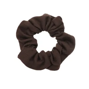 Dettaglio scrunchie in tessuto marrone scuro, semplice accessorio per capelli in stile retrò.