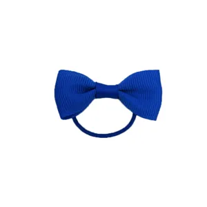 Primo piano dettagliato di un elastico per capelli con fiocco in nastro a coste blu.