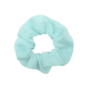 Vista dettagliata dell'elastico per capelli in tessuto azzurro, morbido e chic per stile.