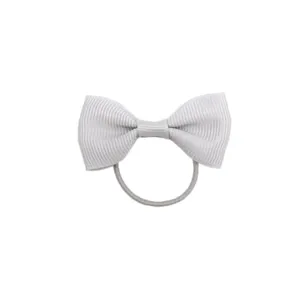 Dettaglio fiocco per capelli in nastro gros-grain bianco per accessorio acconciatura bambini.