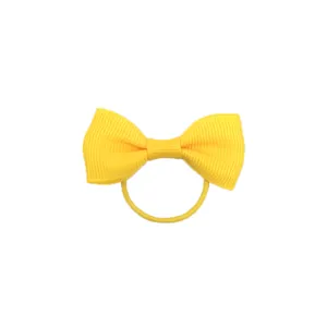 Primo piano dettagliato di un elastico per capelli con fiocco in gros-grain giallo vivo.