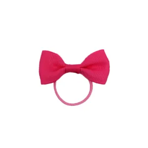 Elastico per capelli con fiocco in gros-grain rosa, primo piano accessorio bimba carino.