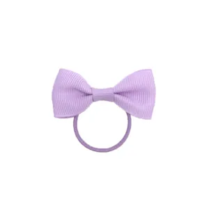Fiocco per capelli viola in nastro grosgrain con elastico per bambina, dettaglio.