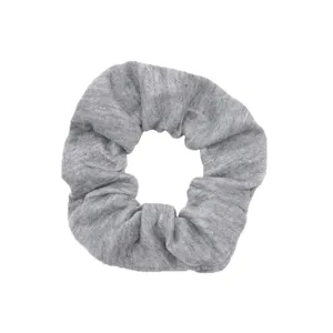 Dettaglio scrunchie in jersey di cotone grigio, elastico per capelli molto morbido.