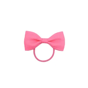 Primo piano di un elastico per capelli con fiocco in nastro gros-grain rosa, dettagliato.