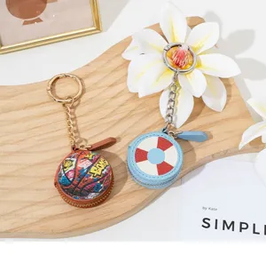 Mini monedero de baloncesto con grafiti llavero estuche para auriculares detalle.