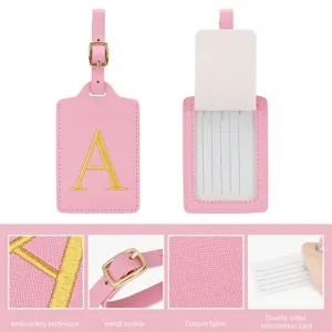 Dettagli in primo piano dell'etichetta per bagagli in pelle PU rosa con ricamo dorato.