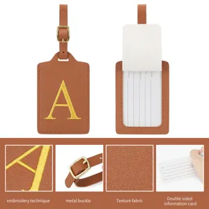 Etiquette de bagage en cuir PU marron avec lettre brodee doree et boucle en metal.