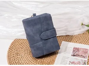 Detailaufnahme des blauen matten kurzen dreifach gefalteten Portemonnaies mit Kartenfächern.