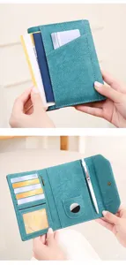 Porta passaporto in pelle PU turchese organizer documenti con scomparto AirTag e tasche.
