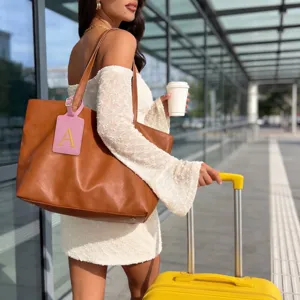 Elegante etichetta per bagaglio in pelle PU rosa con lettera personalizzata per le vostre valigie.