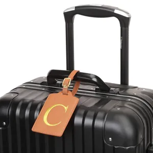 Gros plan détaillé de l'étiquette de bagage en cuir PU marron avec monogramme lettre C.