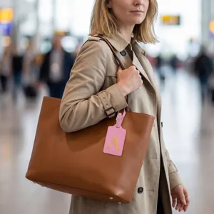 Etichetta bagagli rosa in pelle PU alla moda con lettera dorata A per valigie e borse da viaggio.