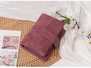 Detailansicht der matten kurzen Damenbrieftasche mit dreifacher Faltung und vielen Kartenfächern.