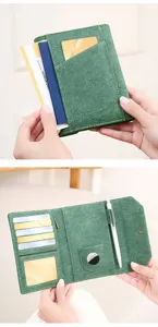 Porta passaporto in pelle PU verde con tasche per carte e custodia per tracker AirTag per viaggi.