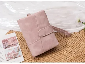 Rosa matte kurze dreifache Geldbörse Detail mit Kartenfächern und Handschlaufe.