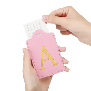 Etichetta per valigia in pelle PU rosa con lettera dorata A, elegante porta badge da viaggio.