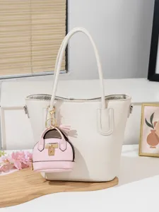 Mini portafogli conchiglia portachiavi abbinato con elegante borsa shopper bianca chic.
