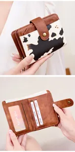 Detailansicht einer kurzen Damen-Brieftasche mit braunem und Kuhmuster-Patchwork, Kartenfächern.