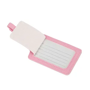 Primo piano dell'etichetta bagaglio in pelle PU rosa con risvolto e porta carte da viaggio.