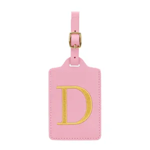 Vista dettagliata dell'etichetta per bagagli in pelle PU rosa con lettera D ricamata in oro.