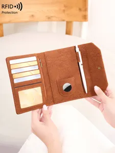 Porta passaporto in pelle con scomparto AirTag, custodia da viaggio multifunzione con blocco RFID.
