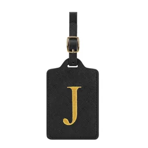 Nahaufnahme eines schwarzen PU-Leder-Gepäckanhängers mit goldenem bestickten Buchstaben J.