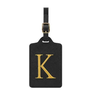 Schwarzes Kofferetikett aus PU-Leder mit goldenem Stickbuchstabe K, elegantes Reisezubehör.