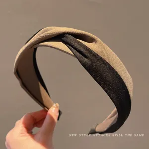 Retro wide knotted headband detail, stylish brown and black color block hair hoop accessory.