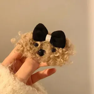 Flauschige Pudel Haarspange Detailansicht mit weicher Locken Textur und schwarzer Schleife.