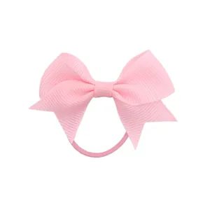 Vista di dettaglio del elastico per capelli con fiocco in gros-grain rosa, trama fine.