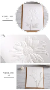 Détail de carte de vœux florale en relief, design en papier blanc élégant avec texture artisanale.