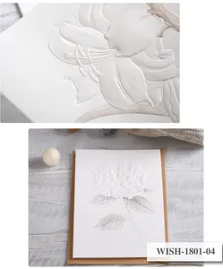 Vue détaillée et gros plan de la belle carte de vœux florale gaufrée avec enveloppe kraft.