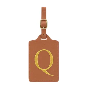 Étiquette de bagage en cuir PU marron avec lettre Q brodée dorée et sangle réglable.