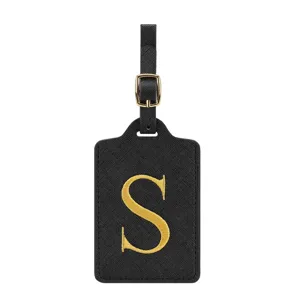 Detailansicht eines schwarzen PU-Leder-Gepäckschilds mit goldenem Stickbuchstaben S und Schnalle.
