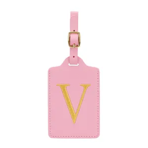 Primo piano di un'etichetta per bagagli in pelle PU rosa con lettera V ricamata in oro.