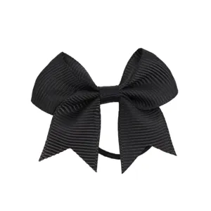 Dettaglio dell'elastico per capelli con fiocco in gros-grain nero, ottima trama e forma.