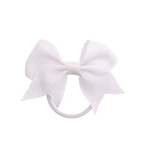 Dettaglio in primo piano del fiocco per capelli in nastro bianco con elastico per acconciatura.