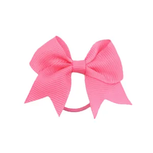 Dettaglio elastico per capelli con fiocco in nastro gros-grain rosa, design a coda di rondine.