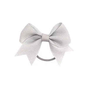 Primo piano di un elegante elastico per capelli con fiocco in nastro grigio e coda di rondine.