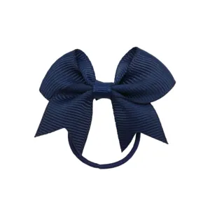 Primo piano dettagliato di un elastico per capelli con fiocco in nastro gros-grain blu scuro.