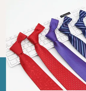 Détail de cravate formelle pour homme avec tissu tissé fin et motifs rayés classiques.
