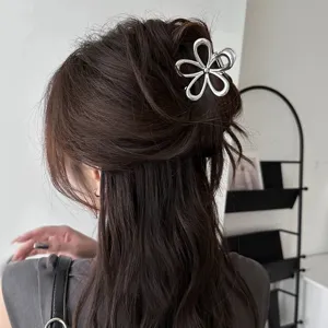 Pince a cheveux fleur en metal argente creux, pince elegante pour coiffure quotidienne.
