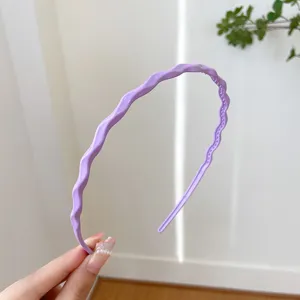 Light purple wavy hair hoop detail, glossy resin headband with anti-slip teeth, sweet style.