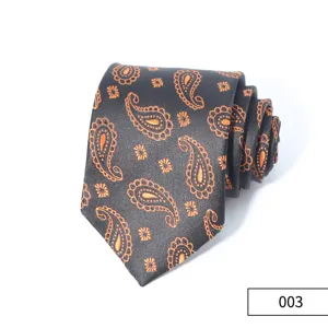 Vista dettagliata della cravatta da uomo grigio scuro con eleganti motivi cachemire.