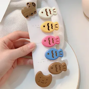 Vue de détail de pinces à cheveux poisson taiyaki couleur bonbon, style mignon fille.