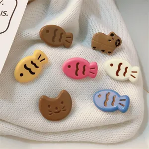 Détail de pinces à cheveux en résine taiyaki couleur bonbon mignon, accessoires de coiffure kawaii.