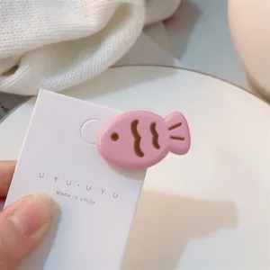 Détail de pince à cheveux poisson rose mignon, barrette cartoon couleur bonbon douce.