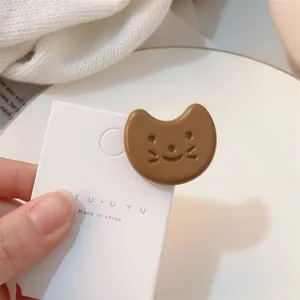 Gros plan détaillé de la jolie pince à cheveux animale marron de dessin animé sur carton.